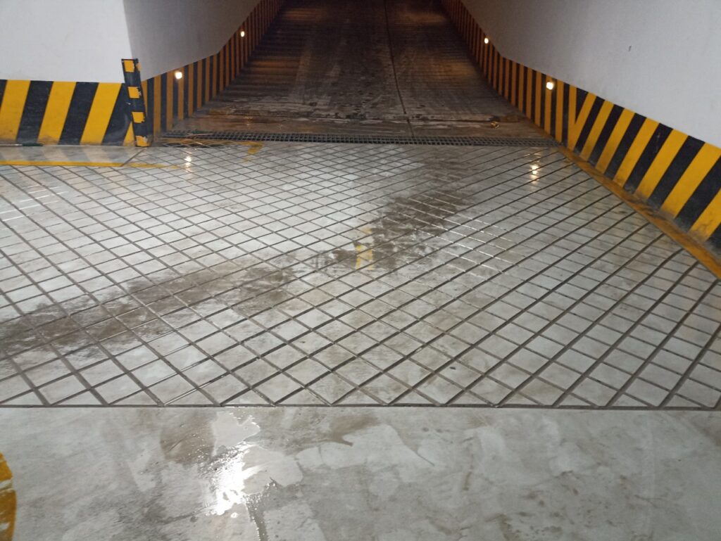 cắt rãnh v chống trơn cho phần chân dốc sàn chung cư