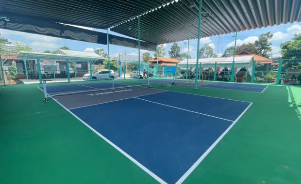 Thiết Kế Thi Công Sân Pickleball Chuyên Nghiệp Giá rẻ 2025 6 Lắp đặt mái che sân pickleball